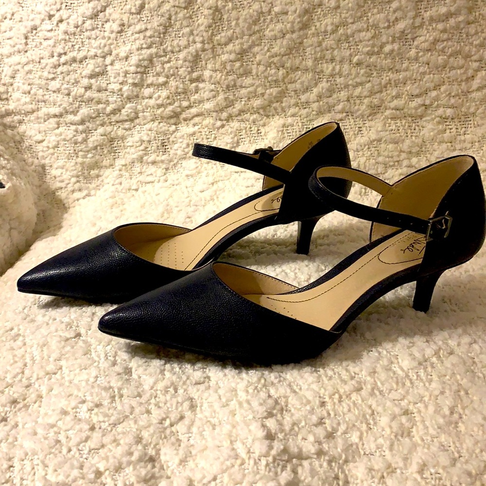 Life Stride heels in navy. NWOT. Kitten heel.